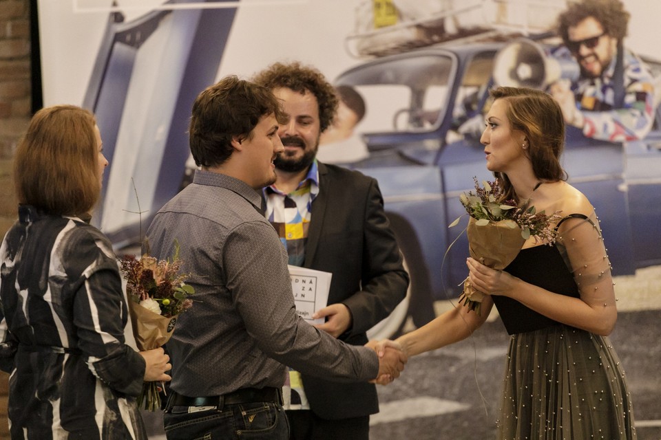 Generálna riaditeľka J&T Banky Anna Macaláková odovzdáva cenu V. Devečkovi  a B. Brtáňovej