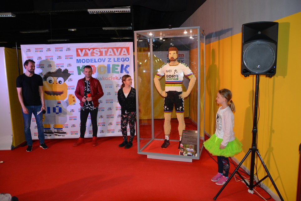 Peter Sagan v životnej veľkosti postavený z lego kociek