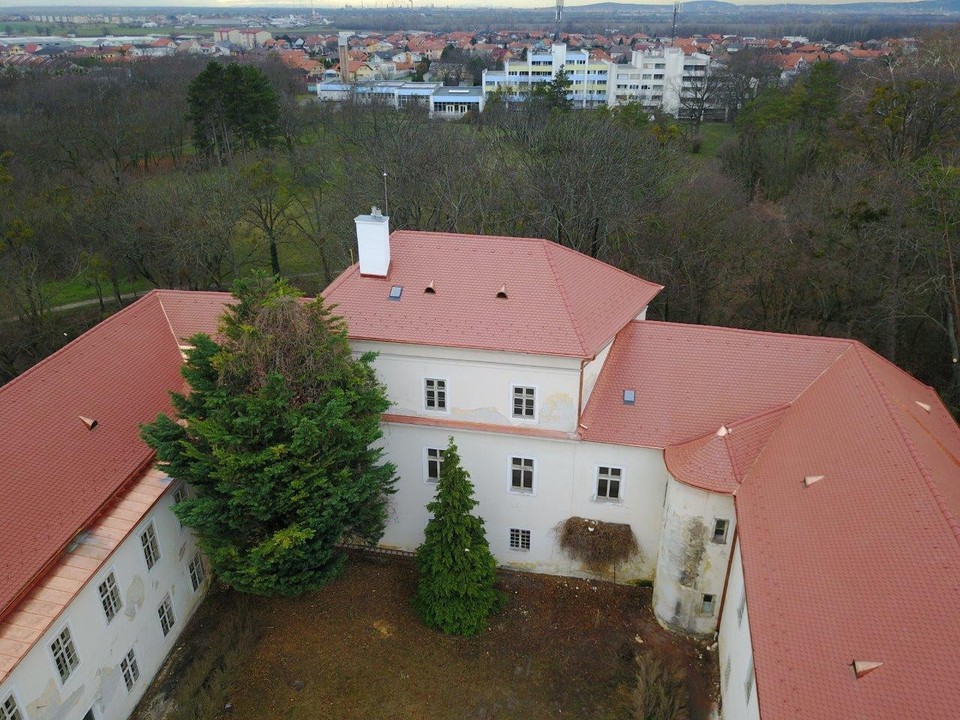 Kaštieľ v Malinove má novú strechu