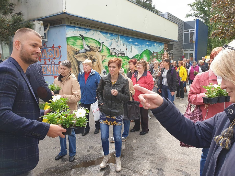 Rozdávanie letničiek v Dúbravke (vicestarosta Ľuboš Krajčír)