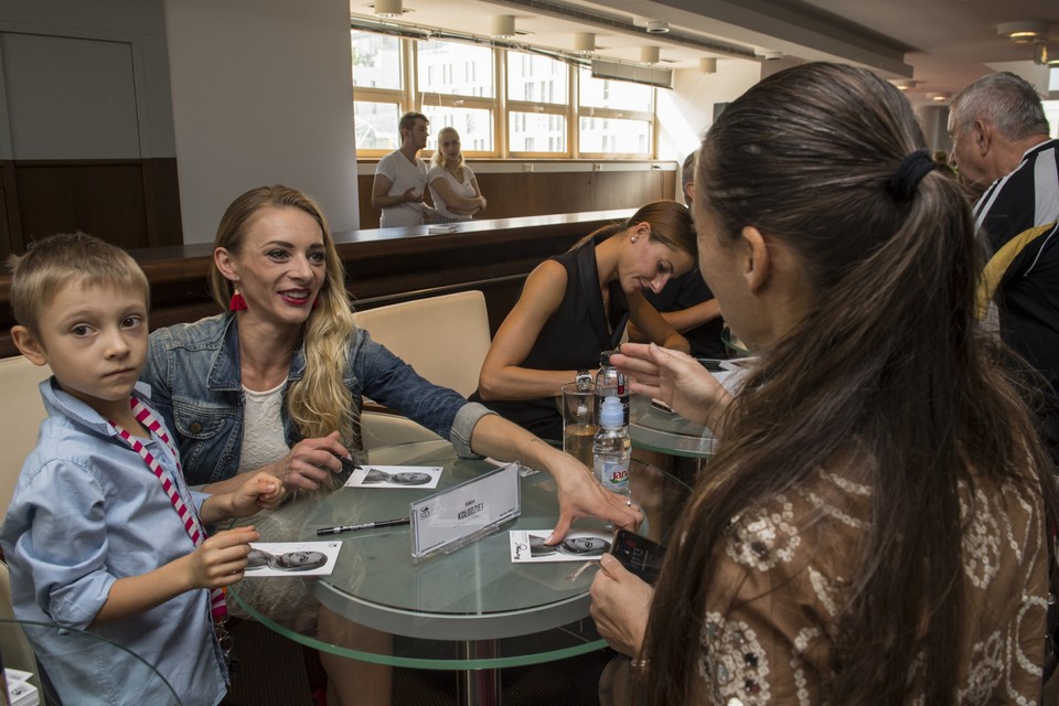 Prvá sólistka baletu SND Romina Kolodziej počas autogramiády