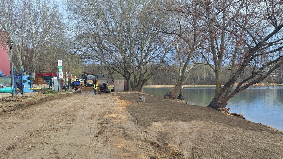 Ďalšia zmena na Draždiaku: Popri jazere budujú mlatový chodník