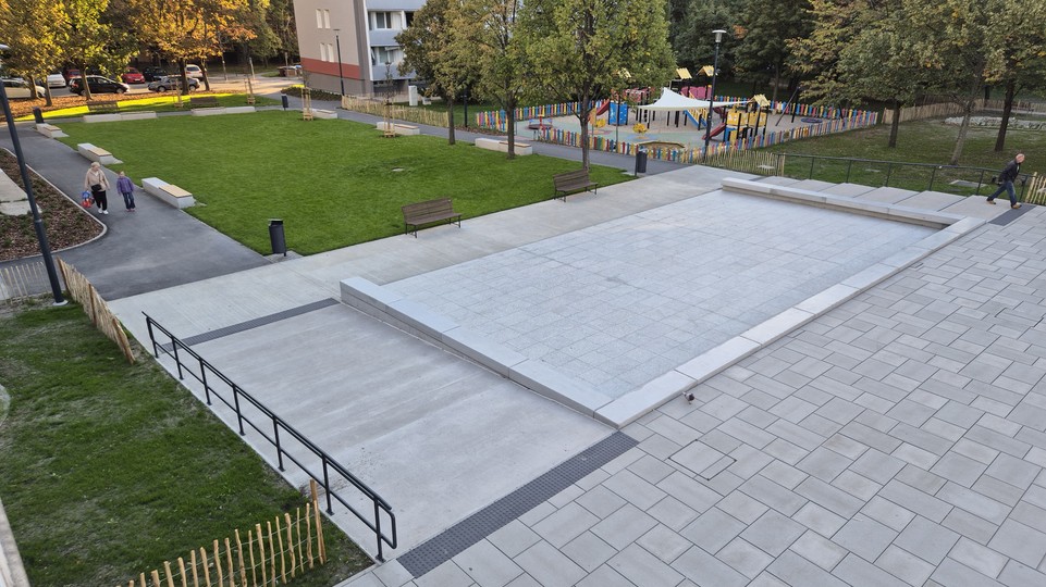 Revitalizácia okolia Domu služieb v Dúbravke je hotová. Príďte na jej oficiálne uvedenie do života
