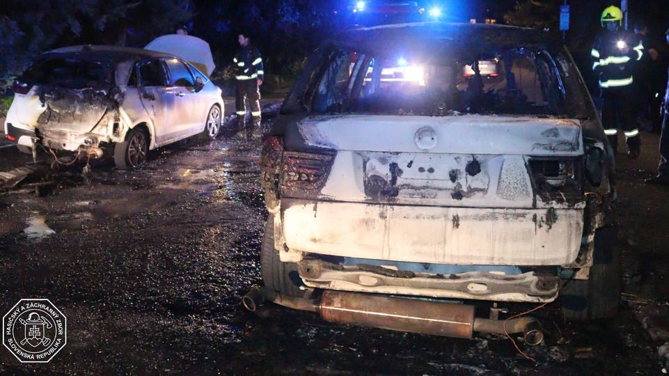 V Ružinove zhoreli dve autá, škodu predbežne vyčíslili na 36.000 eur