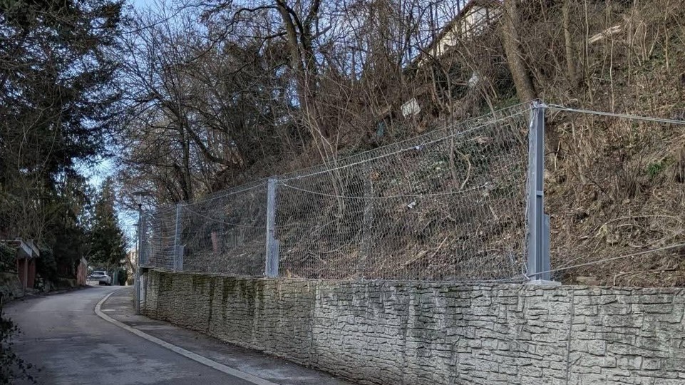 V Starom Meste sa zosunul svah: Náročné práce na oprave rizikového miesta trvajú už dva roky