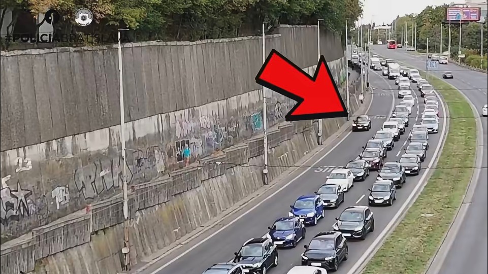 Policajti pokutovali na Pražskej vodičov za jazdu v bus pruhu