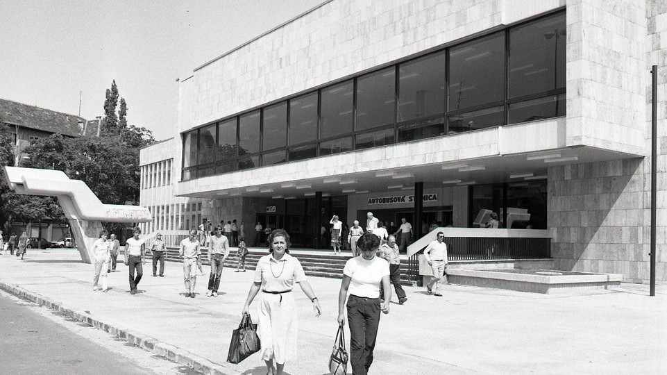 PREMENY BRATISLAVY Jednu autobusovú stanicu zbúrali, druhú zmenšili o polovicu