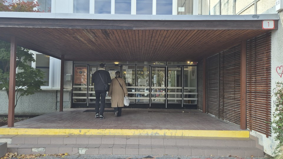 Volič krúžkoval Banskobystričanov: Vo volebnom okrsku v Karlovej Vsi zistili približne 40 chybných lístkov