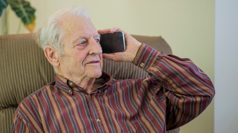 Veľký pozor: Podvodníci začali využívať umelú inteligenciu, ktorá dokáže napodobniť aj hlasy vašich blízkych