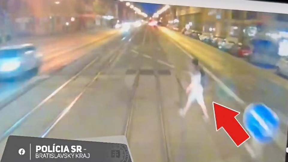 VIDEO: Na Krížnej zrazila električka chodca, vošiel jej priamo do cesty