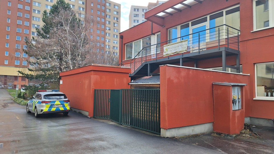Školy v Bratislave čelia hrozbám útoku, podľa vyhrážok má na ne zaútočiť 40 páchateľov