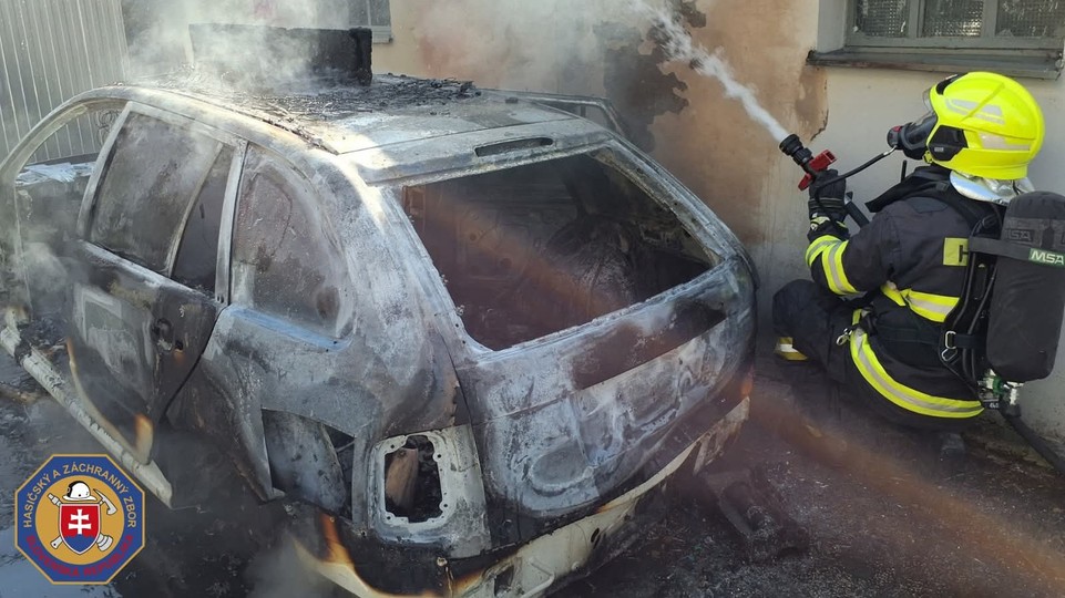 Hasiči v akcii: Na Plzenskej zhorelo osobné auto