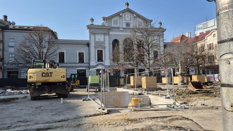 Práce na projekte Živé námestie sa presunuli aj pred Starú tržnicu, veľkým stromom našli nový domov