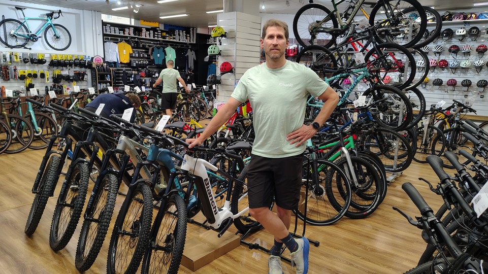 Pomôžu začiatočníkom i profíkom: Navštívili sme cyklo predajňu so servisom, ktorej personál bicyklovaním doslova žije