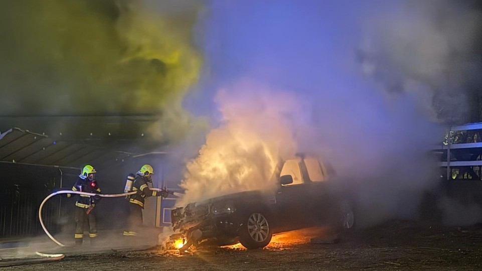 Nočný požiar na Starých Gruntoch: Auto zachvátili plamene, zasahovali hasiči
