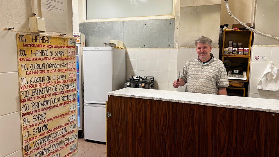 Petržalská legenda: Nonstopka ponúka stále rovnaký hambáč a syráčik už 26 rokov