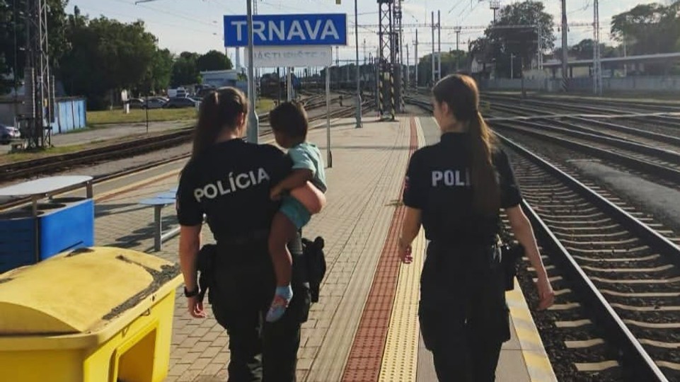 Vo vlaku z Bratislavy do Trnavy cestoval dvojročný chlapec sám. Ako sa to stalo?