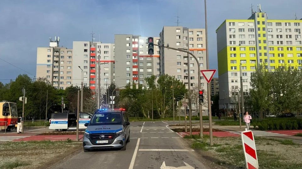 V Petržalke zrazila električka 16-ročného korčuliara