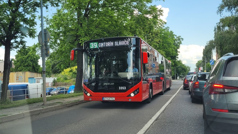Agresívny muž v autobuse MHD bezdôvodne udrel ženu päsťou do tváre a odišiel. Polícia zverejnila fotku podozrivého