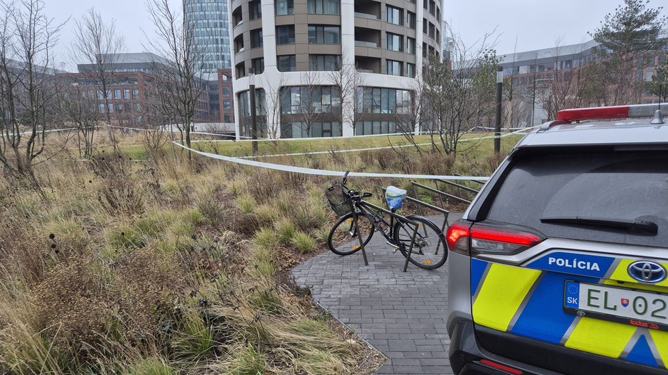 Na Bottovej ulici našli telo mŕtvej ženy, mala byť iba v tričku a bez topánok