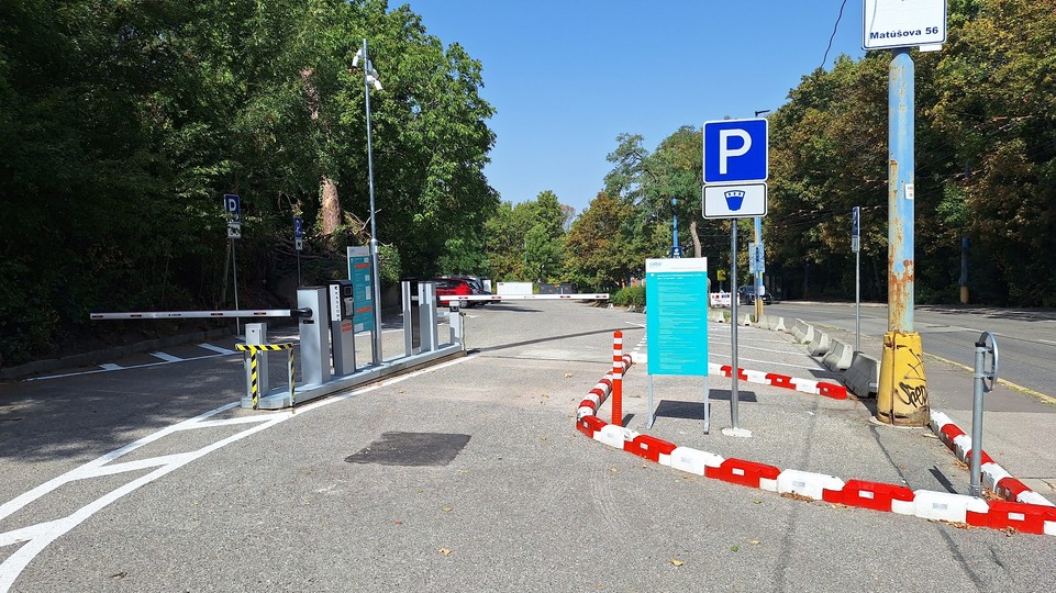 Zmena pri Horskom parku: Na parkovisku pribudla rampa, po novom už treba platiť