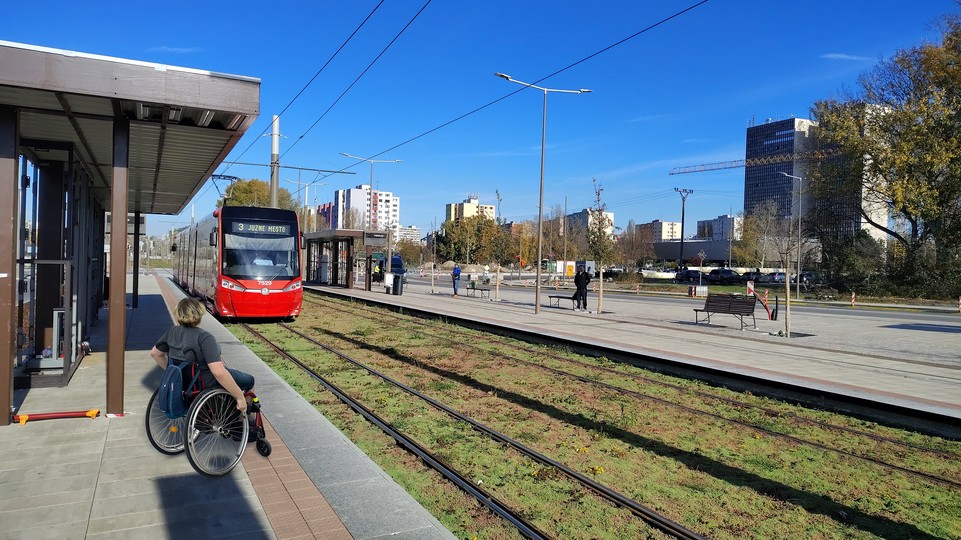 Je nástup do petržalskej električky bezbariérový? Na problém sme sa pozreli s vozičkármi i odborníkom