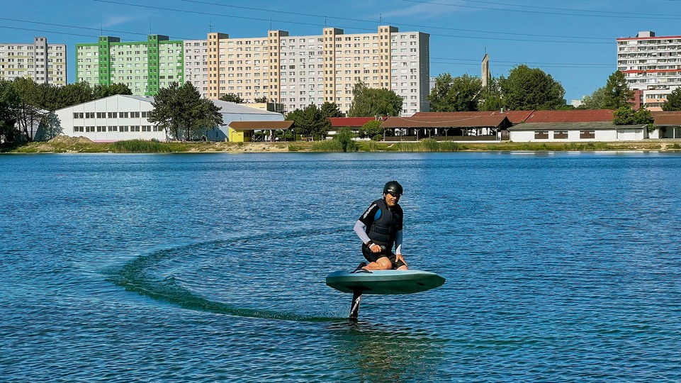 Nová zábava na vode - na Draždiaku priťahuje pohľady lietajúci surf eFoil