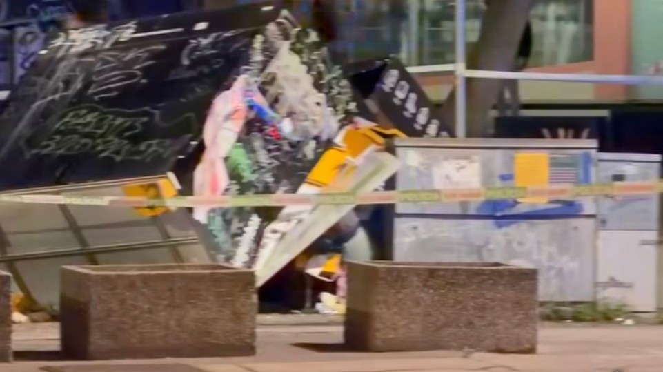 Dráma na Kamennom námestí: Vodič s kriminálnou minulosťou narazil do črepníkov a unikal polícii