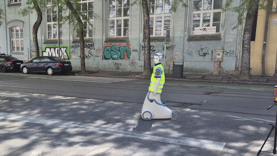 VIDEO: Na Komenského námestí testujú robota na riadenie dopravy