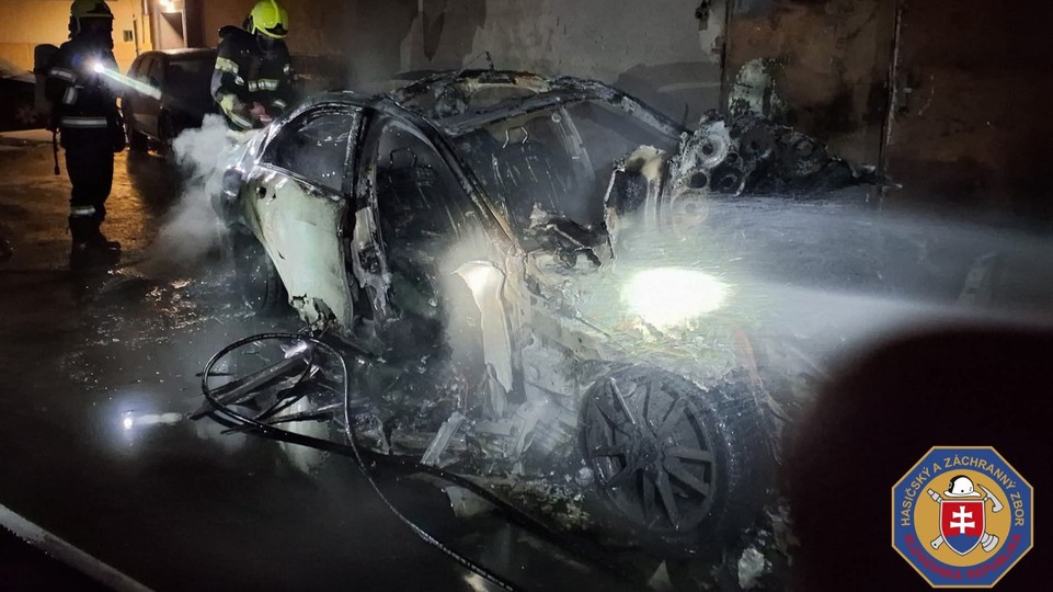 Velký požiar áut v Starom Meste: Mercedes úplne zhorel, plamene poškodili ďalších päť áut
