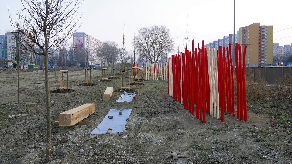 Všimli ste si drevené aj červené koly v okolí novej električkovej trate? Viete, o čo ide?