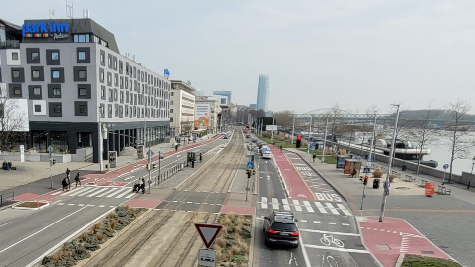 Uzavreté Rázusovo nábrežie: V blízkosti Mosta SNP išlo o napodobeninu granátu