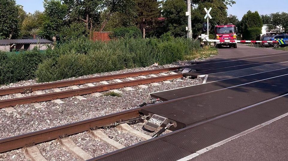 Cyklista na priecestí v Bratislave nerešpektoval signlizáciu, zrazil ho vlak