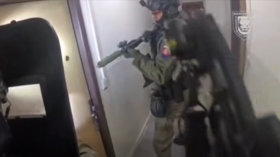 VIDEO: Policajti zadržali lupiča, ktorý v maskáčoch prepadol záložňu na Krížnej