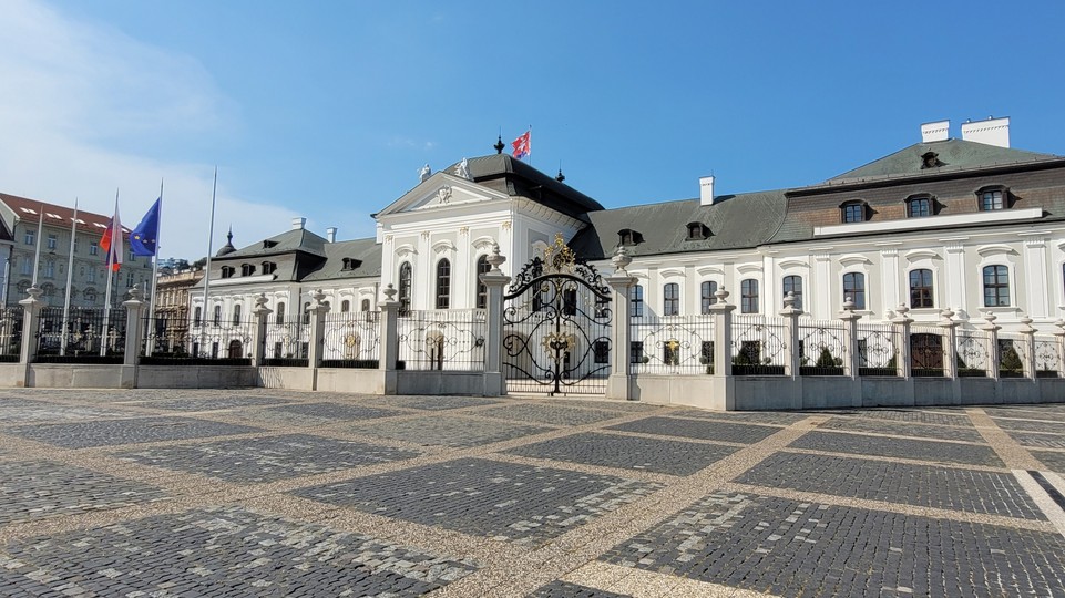 Pred Prezidentským palácom pre horúčavy dva dni nebude stáť čestná stráž