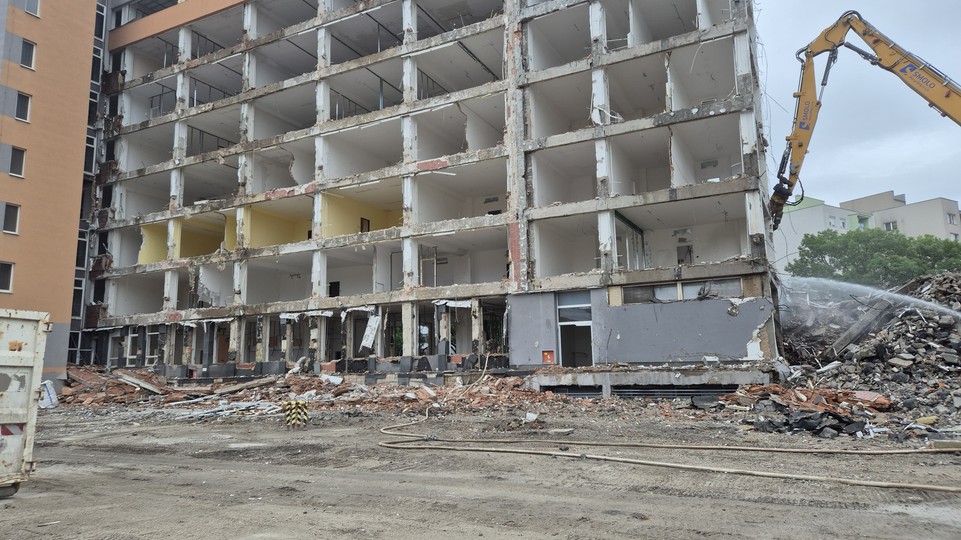 Pri Trhovisku Miletičova začali búrať budovu bývalého Kovoprojektu