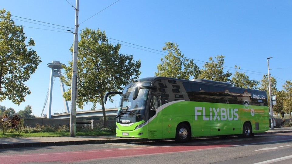 Spojenie Bratislavy a Viedne vrátane letísk najnovšie  zabezpečuje aj osem elektrobusov