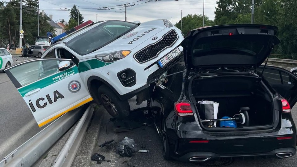 Nehoda na Brnianskej: Vodič nedal prednosť policajtom, tí preleteli cez zvodidlá na ďalšie auto