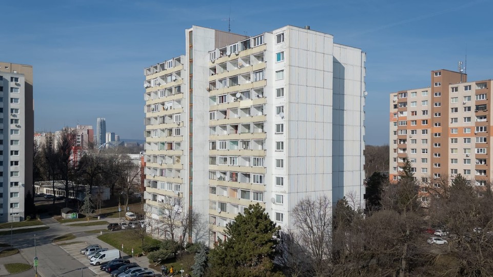 Konečne: Schátraný panelák na Medveďovej čaká veľká premena za takmer 1,8 milióna eur