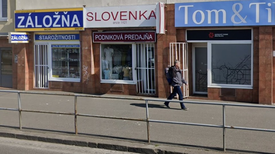 Ozbrojený muž v maskáčoch prepadol záložňu na Krížnej, polícia pátra po jeho identite