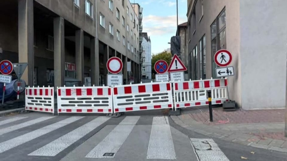 Na Kúpeľnej hrozí pád steny budovy, ulicu uzavreli