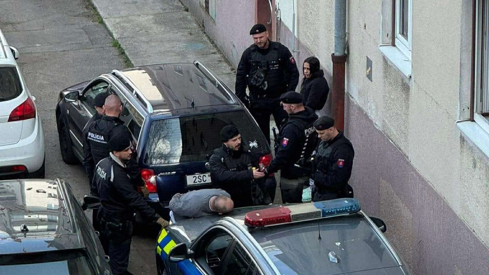 VIDEO: Policajti zadržali v Novom Meste vodiča, ktorý unikal na ukradnutom aute