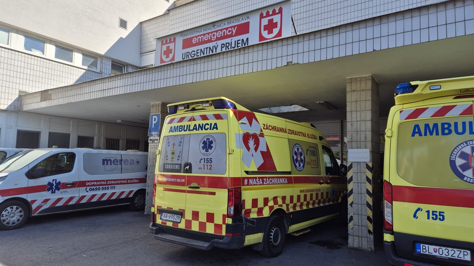 Pri urgentných príjmoch posilňujú policajné hliadky, zároveň sa zavedú štyri opatrenia