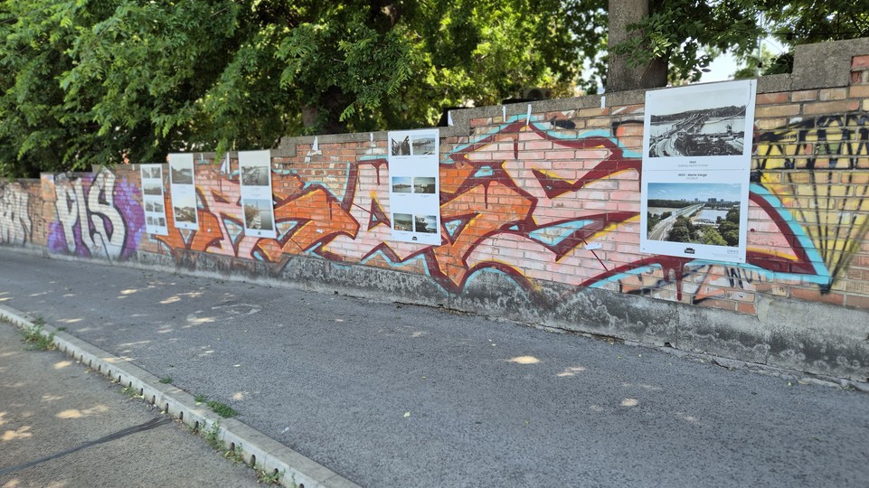 Smutné: Výstavu historických fotografií na múriku pri Umelke zničili vandali