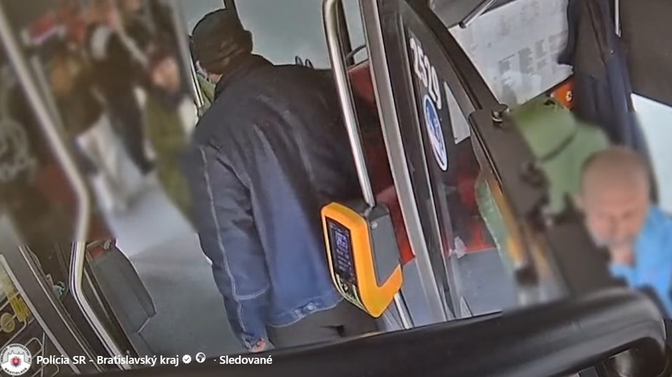 VIDEO: Agresívny výtržník sa v autobuse MHD zaháňal nožom a pľul na cestujúcich