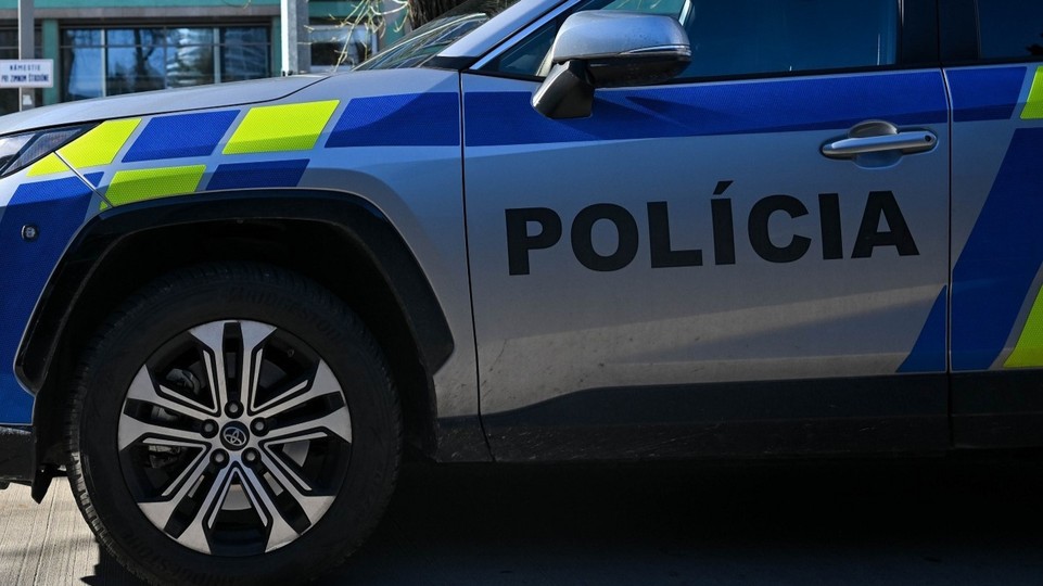 Incident v Karlovej Vsi: Juraj Bača sa ponáhľal po lieky pre syna, polícia tvrdí, že jej postup bol štandardný