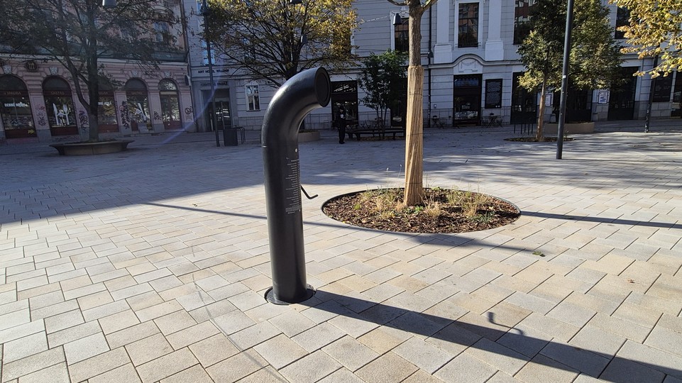 Bratislava má novú atrakciu, pred Starou tržnicou pribudol Poesiomat