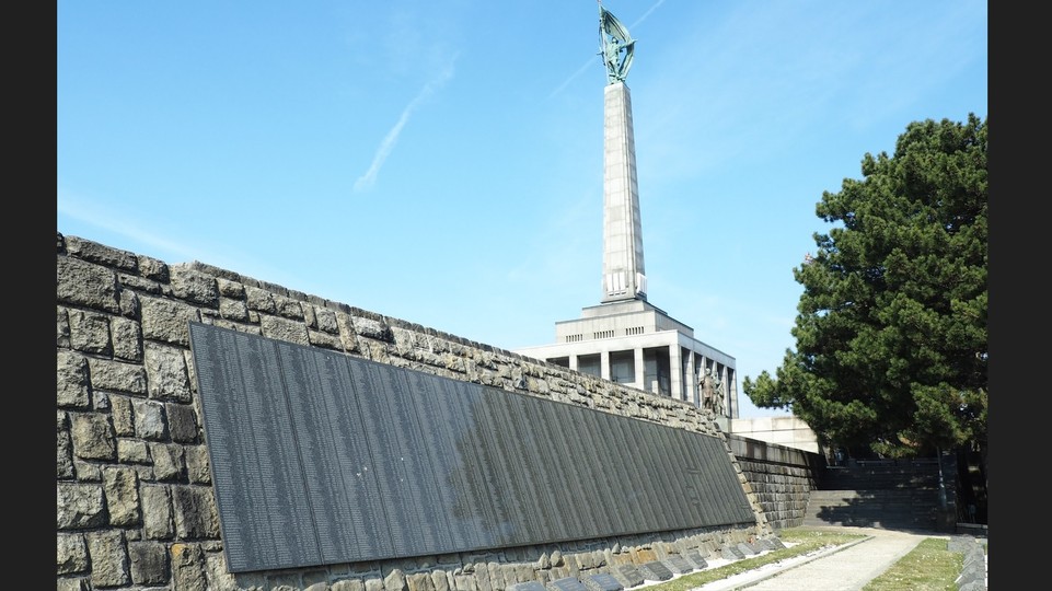 Všimli ste si? Slavín sa postupne rozpadá.