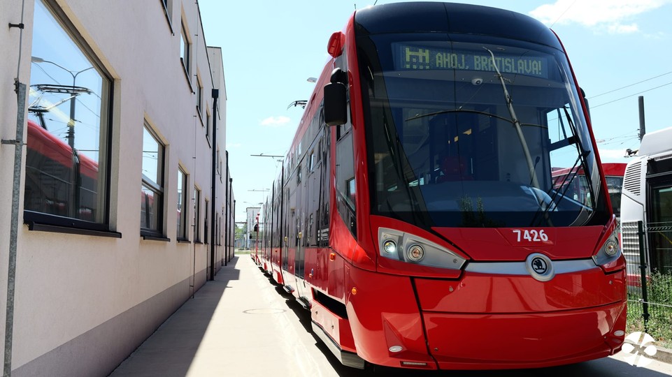 Prvá nízkopodlažná električka prešla veľkou opravou, ulice Bratislavy brázdi ako nová