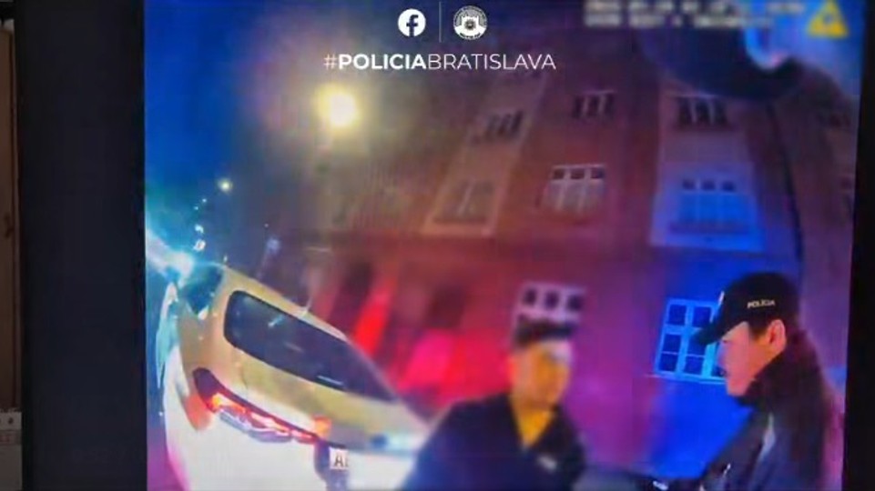 VIDEO: Taxikár jazdil po meste opitý, policajtov zaujal, keď prešiel na červenú